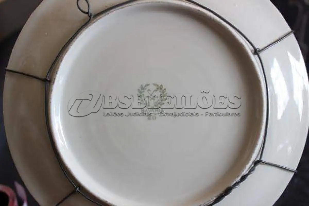 LOTE 013 - RARO PRATO DE COLEÇÃO EM FINA PORCELANA ALEMÃ, ADORNADO EM FIO DE OURO 20 CM DE DIAM. (NO ESTADO)