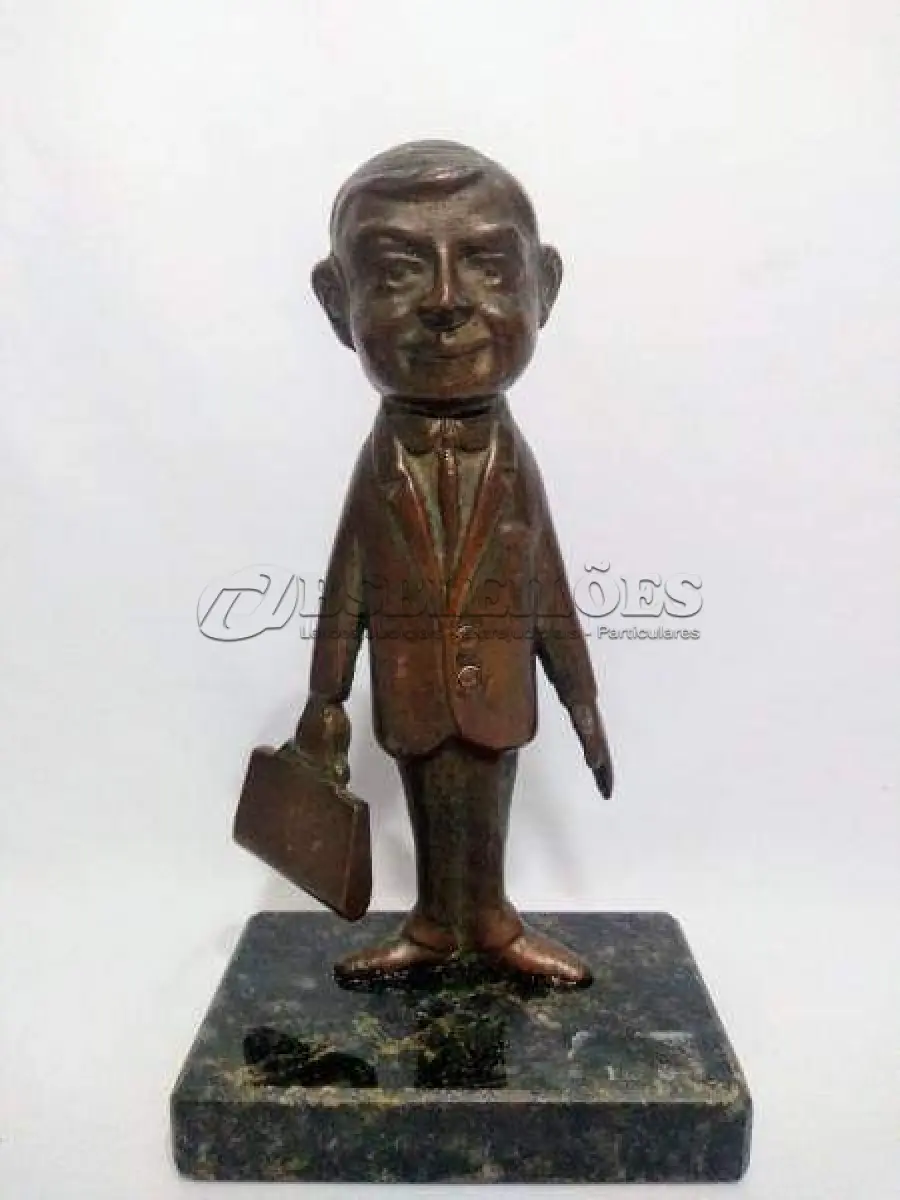 LOTE 008 - MINI ESCULTURA DE BRONZE NA BASE DE   MÁRMORE, MR. BEAN.  19CM (NO ESTADO)