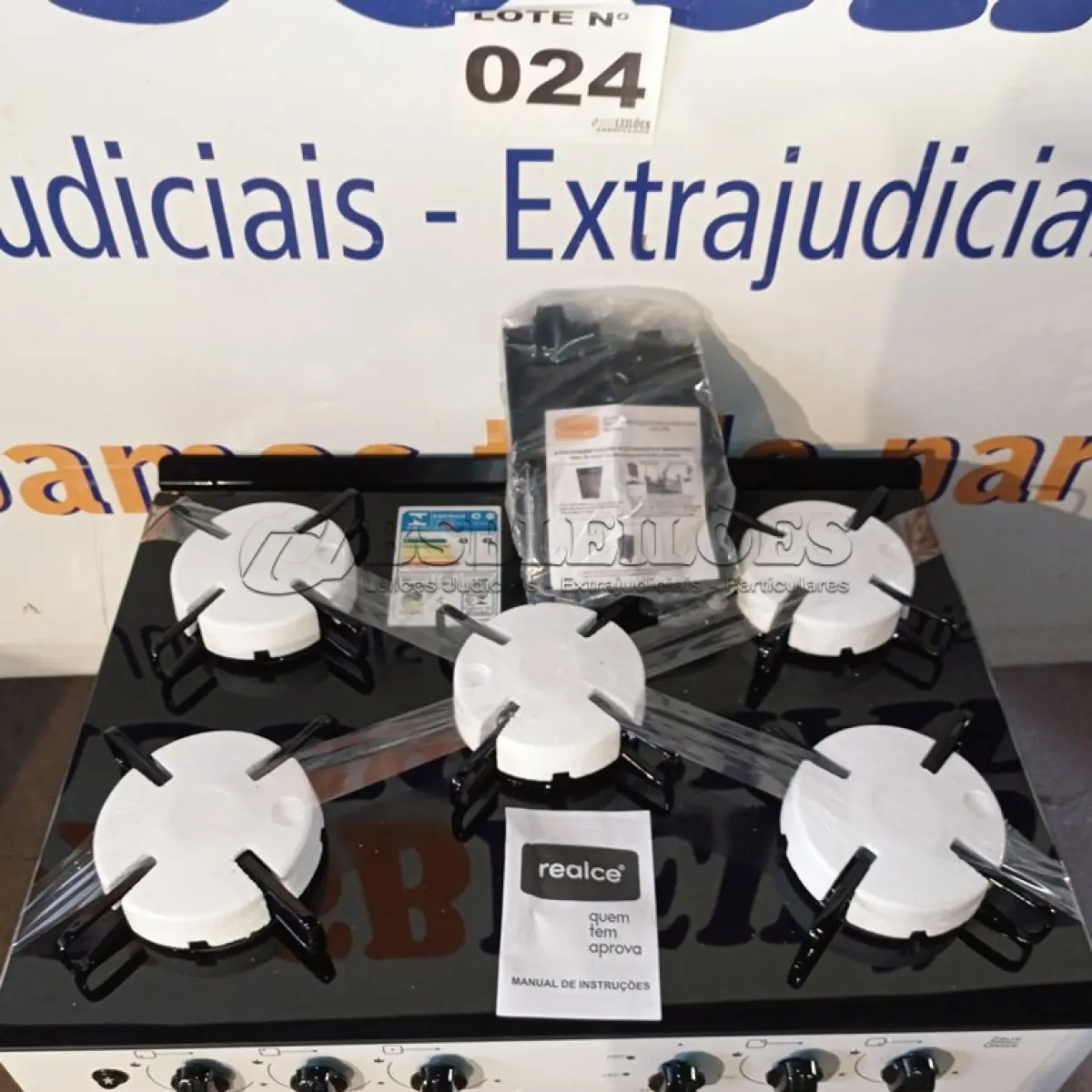 LOTE 024 - 01 - FOGÃO ZEUS GLASS 5 BOCAS BRANCO - REALCE (NO ESTADO, NÃO SABEMOS SE FUNCIONA. LEILÃO NÃO TEM GARANTIA E NEM DEVOLUÇÃO, SUJEITO A POSSÍVEIS AVARIAS VISÍVEIS/OCULTAS E/OU AUSÊNCIA DE COMPONENTES)