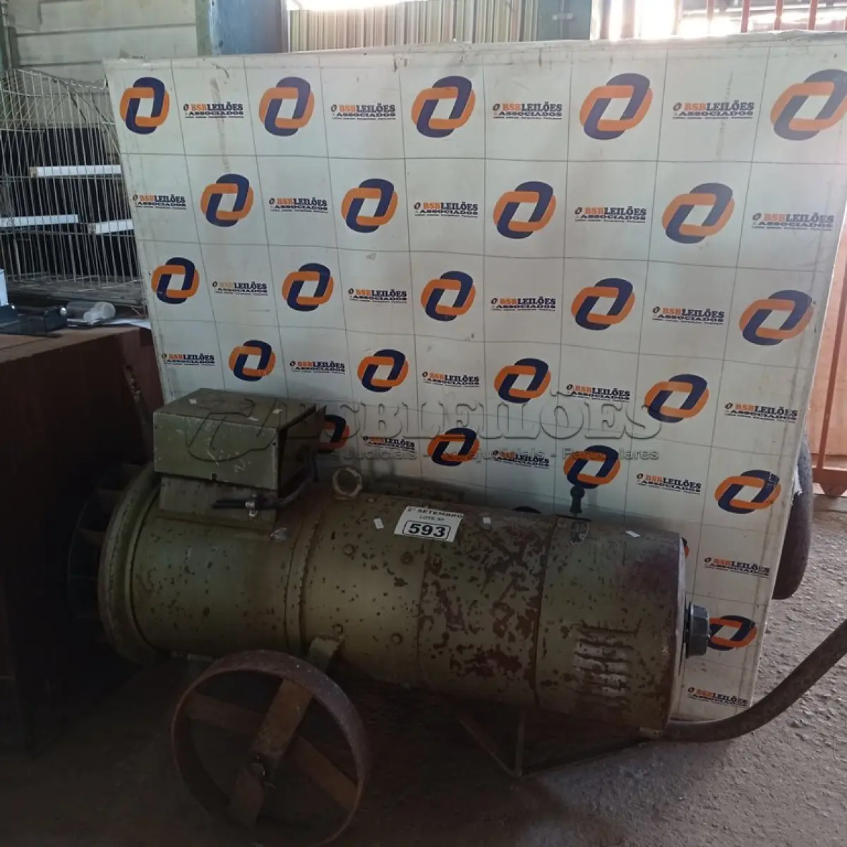LOTE 593 - 01 MÁQUINA DE SOLDA GRANDE COM RODAS DE FERRO. (NO ESTADO) ATENÇÃO! FAZER A VISITAÇÃO ANTES DE ARREMATAR, NÃO SABEMOS SE FUNCIONA. LEILÃO NÃO TEM GARANTIA E NEM DEVOLUÇÃO, SUJEITO A POSSÍVEIS AVARIAS VISÍVEIS/OCULTAS E/OU AUSÊNCIA DE COMPONENTES.