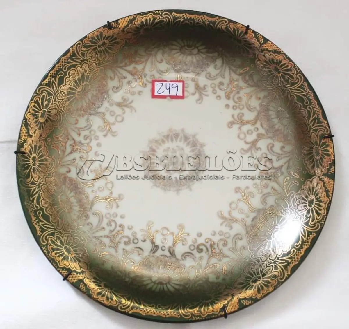 LOTE 013 - RARO PRATO DE COLEÇÃO EM FINA PORCELANA ALEMÃ, ADORNADO EM FIO DE OURO 20 CM DE DIAM. (NO ESTADO)
