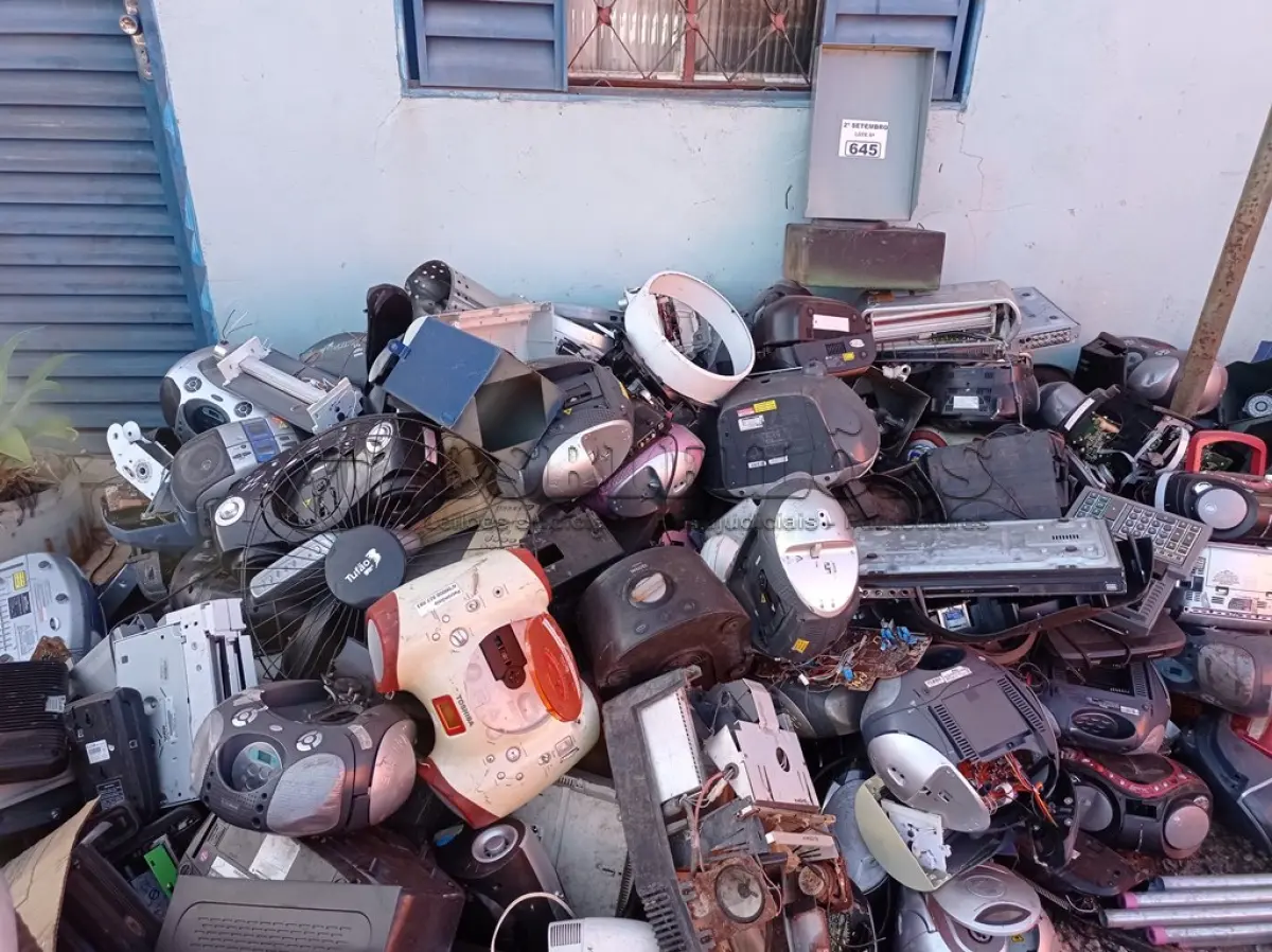 LOTE 645 - 01 LOTE COM GRANDE QUANTIDADE DE SUCATAS DE MATERIAIS DIVERSOS. (NO ESTADO) ATENÇÃO! FAZER A VISITAÇÃO ANTES DE ARREMATAR, NÃO SABEMOS SE FUNCIONA. LEILÃO NÃO TEM GARANTIA E NEM DEVOLUÇÃO, SUJEITO A POSSÍVEIS AVARIAS VISÍVEIS/OCULTAS E/OU AUSÊNCIA DE COMPONENTES.