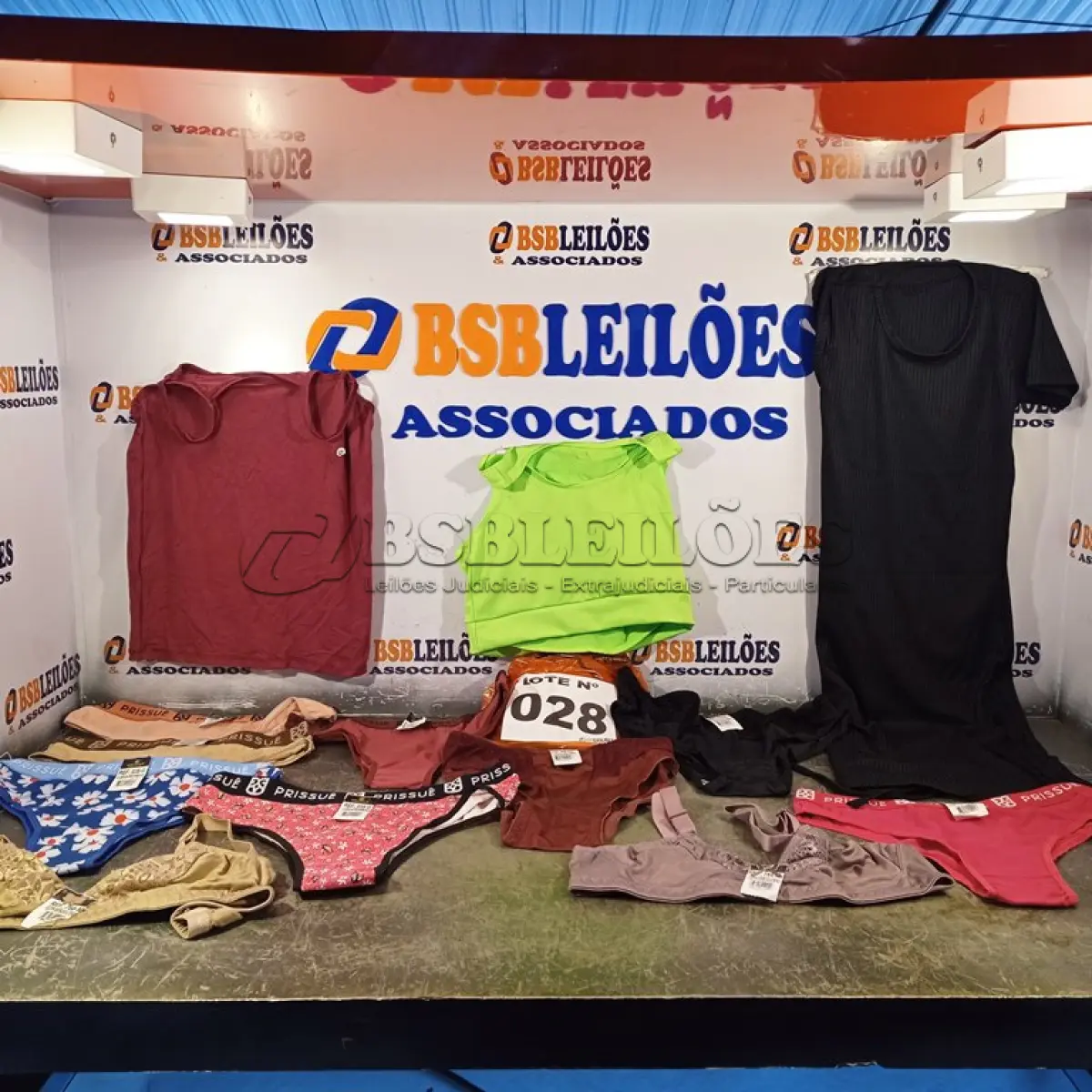LOTE 028 - 14 – PEÇAS DE ROUPAS FEMININAS DIVERSAS (NO ESTADO, NÃO SABEMOS SE FUNCIONA. LEILÃO NÃO TEM GARANTIA E NEM DEVOLUÇÃO, SUJEITO A POSSÍVEIS AVARIAS VISÍVEIS/OCULTAS E/OU AUSÊNCIA DE COMPONENTES)