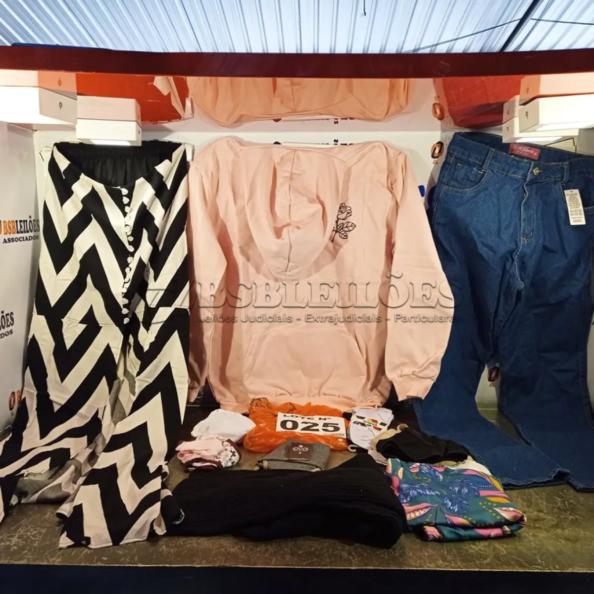 LOTE 025 - 15 – PEÇAS DE ROUPAS FEMININAS DIVERSAS (NO ESTADO, NÃO SABEMOS SE FUNCIONA. LEILÃO NÃO TEM GARANTIA E NEM DEVOLUÇÃO, SUJEITO A POSSÍVEIS AVARIAS VISÍVEIS/OCULTAS E/OU AUSÊNCIA DE COMPONENTES)