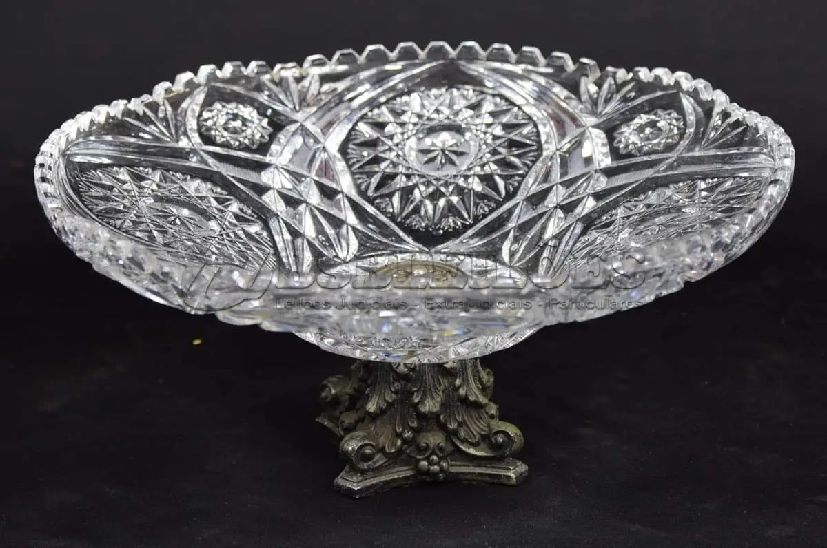 LOTE 018 - CENTRO DE MESA DE CRISTAL  BASE DE METAL. TAMANHO:33 CM. DE DIAMETRO E 15 DE ALTURA (NO ESTADO)