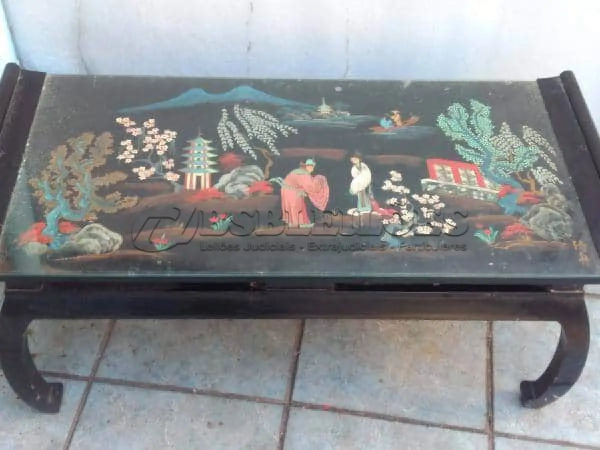 LOTE 170 - MESA DE CENTRO ORIENTAL DECORADA DO 41 CM DE ALTURA X 1,03 M X 48 CM. (NO ESTADO)
