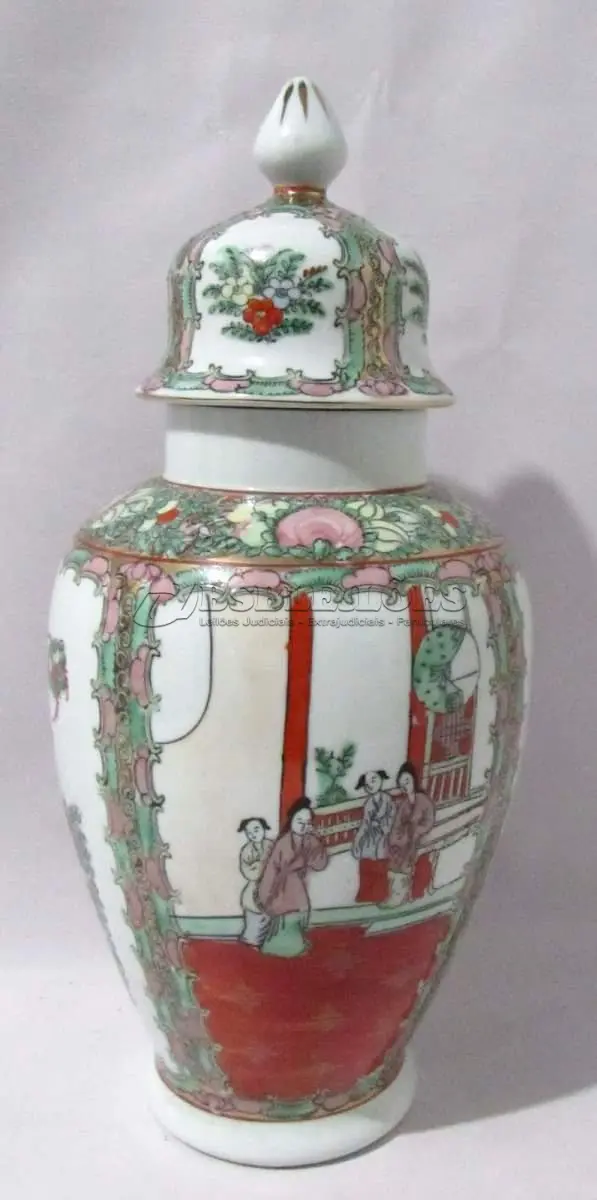 LOTE 118 - LINDO POTICHE IMPORTADO EM PORCELANA ORIENTAL , DESENHOS COM FLORES, PÁSSAROS, PAISAGENS ORIENTAIS MARCADO NO FUNDO. MEDIDAS: 39,5 CM DE ALTURA X 58 CM DE CIRCUNFERÊNCIA.(NO ESTADO)