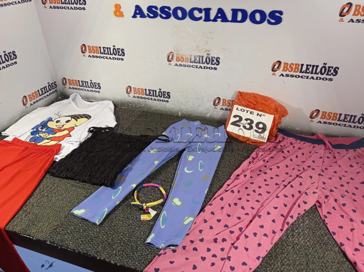 LOTE 239 - 10 – PEÇAS DE ROUPAS INFANTIL DIVERSAS (NO ESTADO, NÃO SABEMOS SE FUNCIONA. LEILÃO NÃO TEM GARANTIA E NEM DEVOLUÇÃO, SUJEITO A POSSÍVEIS AVARIAS VISÍVEIS/OCULTAS E/OU AUSÊNCIA DE COMPONENTES)