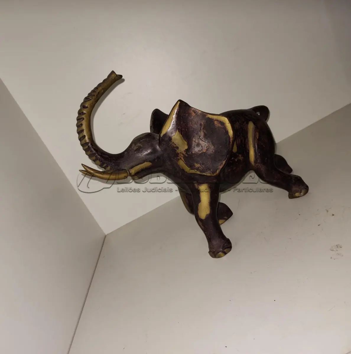 LOTE 066 - ESCULTURA ELEFANTE BEM  PESADO EM  BRONZE MASSIÇO 26 DE  ALT X 30 COMP X 15  LARG (NO ESTADO)
