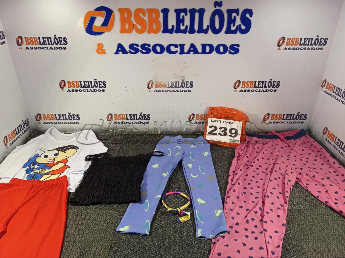 LOTE 239 - 10 – PEÇAS DE ROUPAS INFANTIL DIVERSAS (NO ESTADO, NÃO SABEMOS SE FUNCIONA. LEILÃO NÃO TEM GARANTIA E NEM DEVOLUÇÃO, SUJEITO A POSSÍVEIS AVARIAS VISÍVEIS/OCULTAS E/OU AUSÊNCIA DE COMPONENTES)