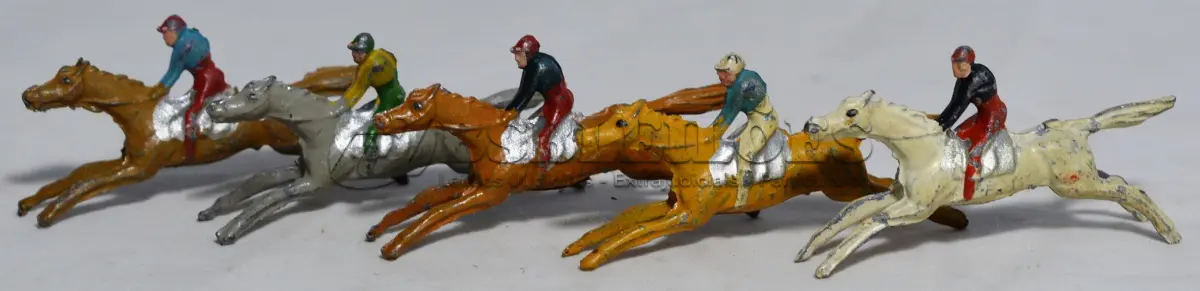 LOTE 071 - COLEÇÃO COM 28 MINIATURAS DE CAVALOS DE CORRIDA ANTIGOS DÉCADA DE 80 COM  JÓQUEIS EM CHUMBO, POLICROMADA, (NO ESTADO)
