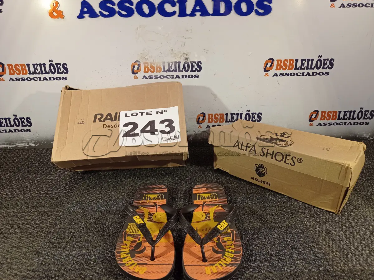 LOTE 243 - 03 – PARES DE CALÇADOS MASCULINOS Nº 39 (NO ESTADO, NÃO SABEMOS SE FUNCIONA. LEILÃO NÃO TEM GARANTIA E NEM DEVOLUÇÃO, SUJEITO A POSSÍVEIS AVARIAS VISÍVEIS/OCULTAS E/OU AUSÊNCIA DE COMPONENTES)