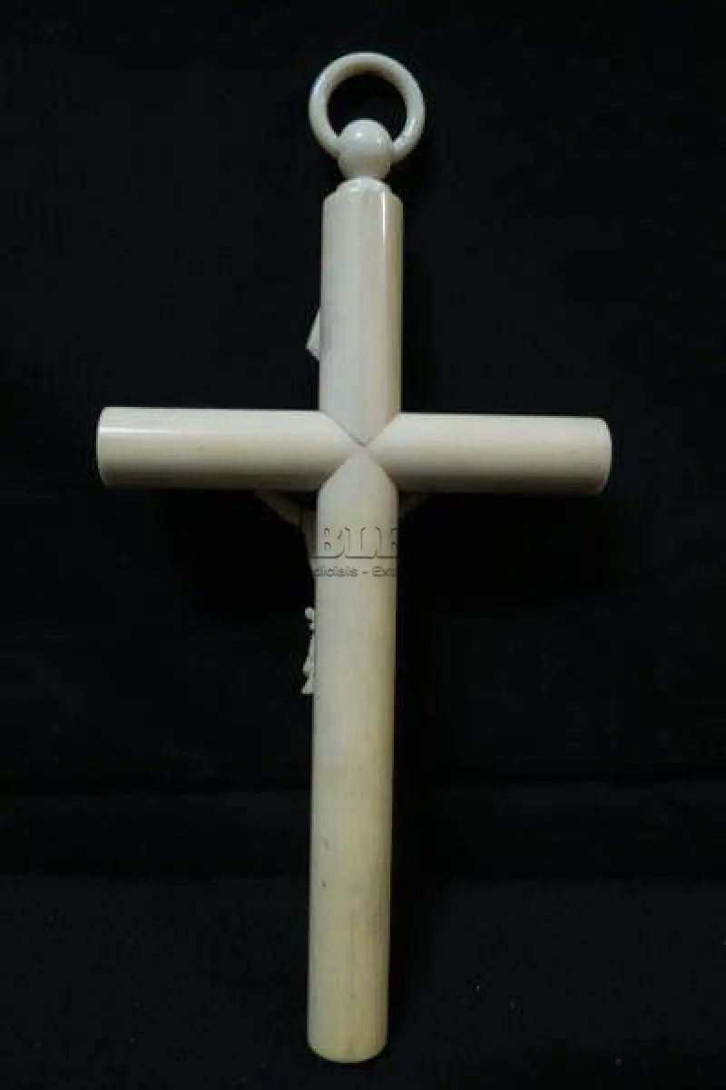 LOTE 147 - RARÍSSIMO CRUCIFIXO ÚNICO NO BRASIL EM MARFIM IMAGEM SACRA IMPORTADO DA EUROPA, ESCULPIDA EM MARFIM, CRUCIFIXO MED:33 X 19 CENTÍMETROS. (NO ESTADO)