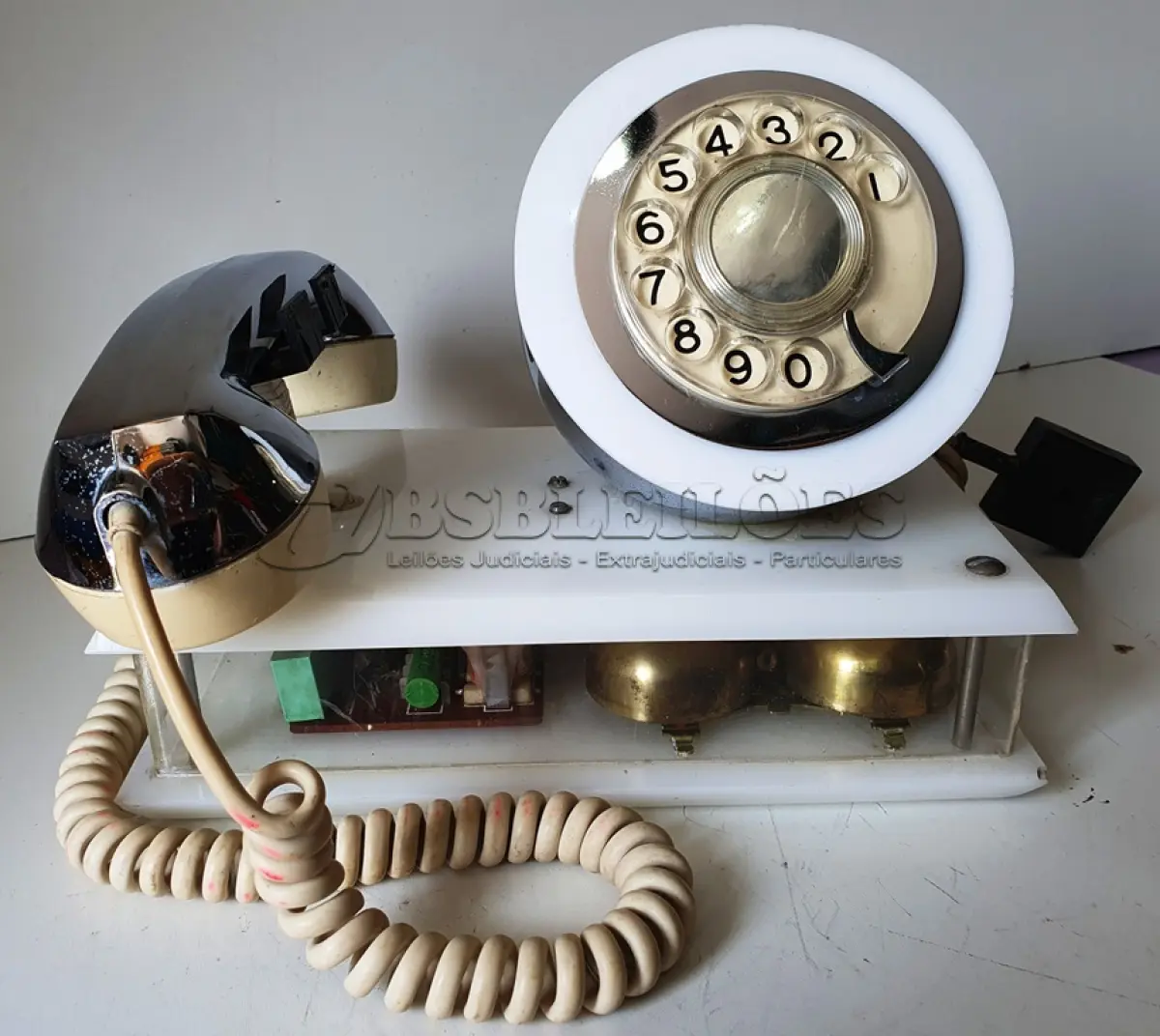 LOTE 084 - RARO TELEFONE ANOS 70. EM PLÁSTICO CROMADO E MECANISMO EM CAIXA DE ACRÍLICO MEDIDAS 24 CM COMP X 14,5 CM LARG X 19 CM ALT (NO ESTADO)