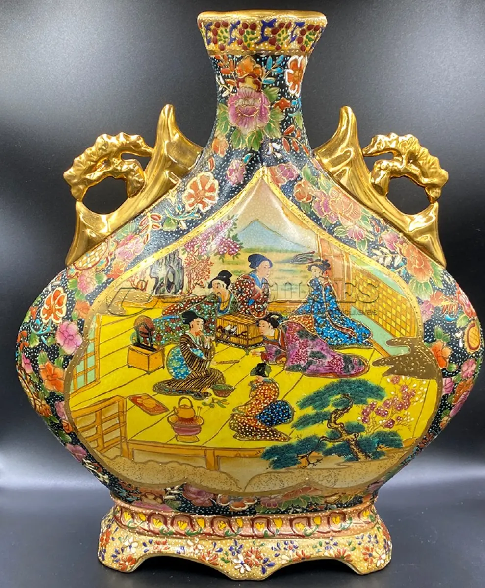LOTE 057 - ANTIGA ANFORA DE PORCELANA IMPORTADA ORIENTAL 29 /8,5/ 33 CM DE ALTURA. (NO ESTADO)