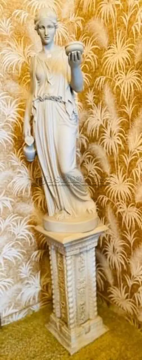 LOTE 103 - BELA ESCULTURA FEMININA AVALIADA EM 5 MIL REAIS  , EM PÓ DE MÁRMORE,  1,56M TOTAL. ESCULTURA 1,00M , BASE: 0,56CM (NO ESTADO)