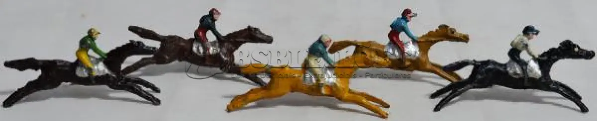 LOTE 071 - COLEÇÃO COM 28 MINIATURAS DE CAVALOS DE CORRIDA ANTIGOS DÉCADA DE 80 COM  JÓQUEIS EM CHUMBO, POLICROMADA, (NO ESTADO)