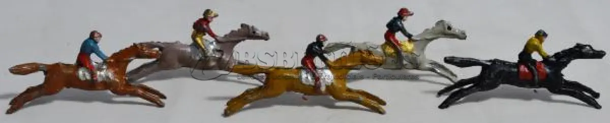 LOTE 071 - COLEÇÃO COM 28 MINIATURAS DE CAVALOS DE CORRIDA ANTIGOS DÉCADA DE 80 COM  JÓQUEIS EM CHUMBO, POLICROMADA, (NO ESTADO)