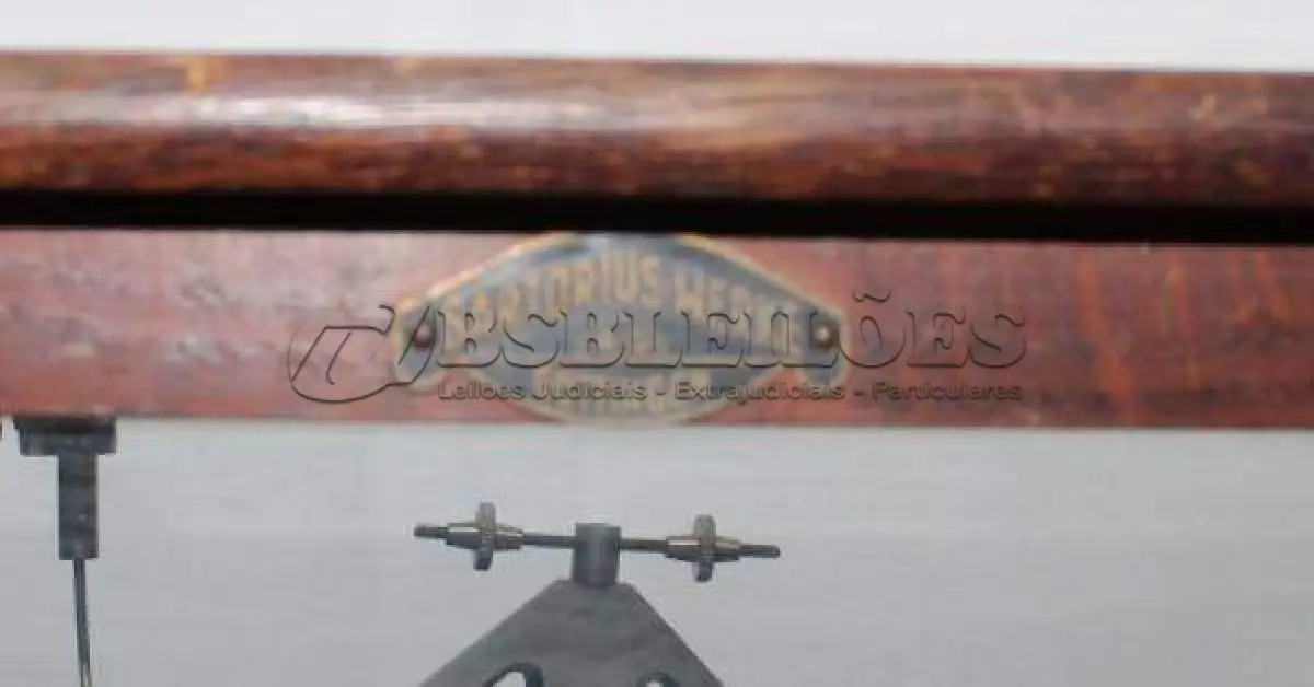 LOTE 104 - RARA BALANÇA DE PRECISÃO IMPORTADA SARTORIUS WERKE FABRICADO PELA GOTTINGEN POR VOLTA DE 1930. (NO ESTADO)