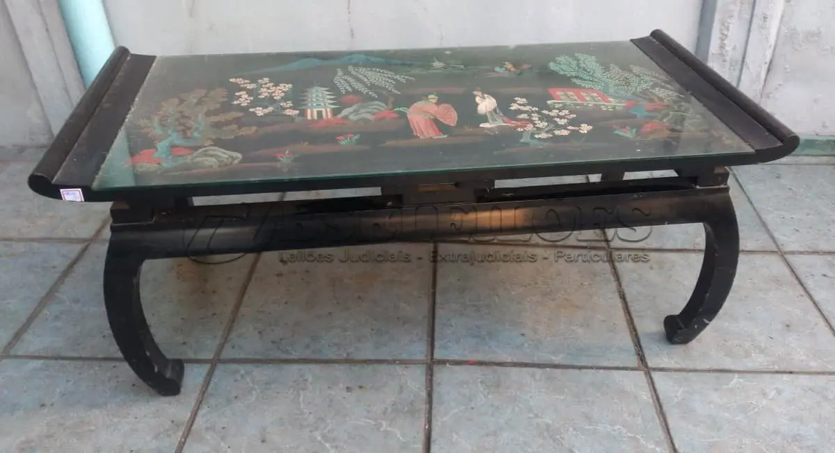 LOTE 170 - MESA DE CENTRO ORIENTAL DECORADA DO 41 CM DE ALTURA X 1,03 M X 48 CM. (NO ESTADO)