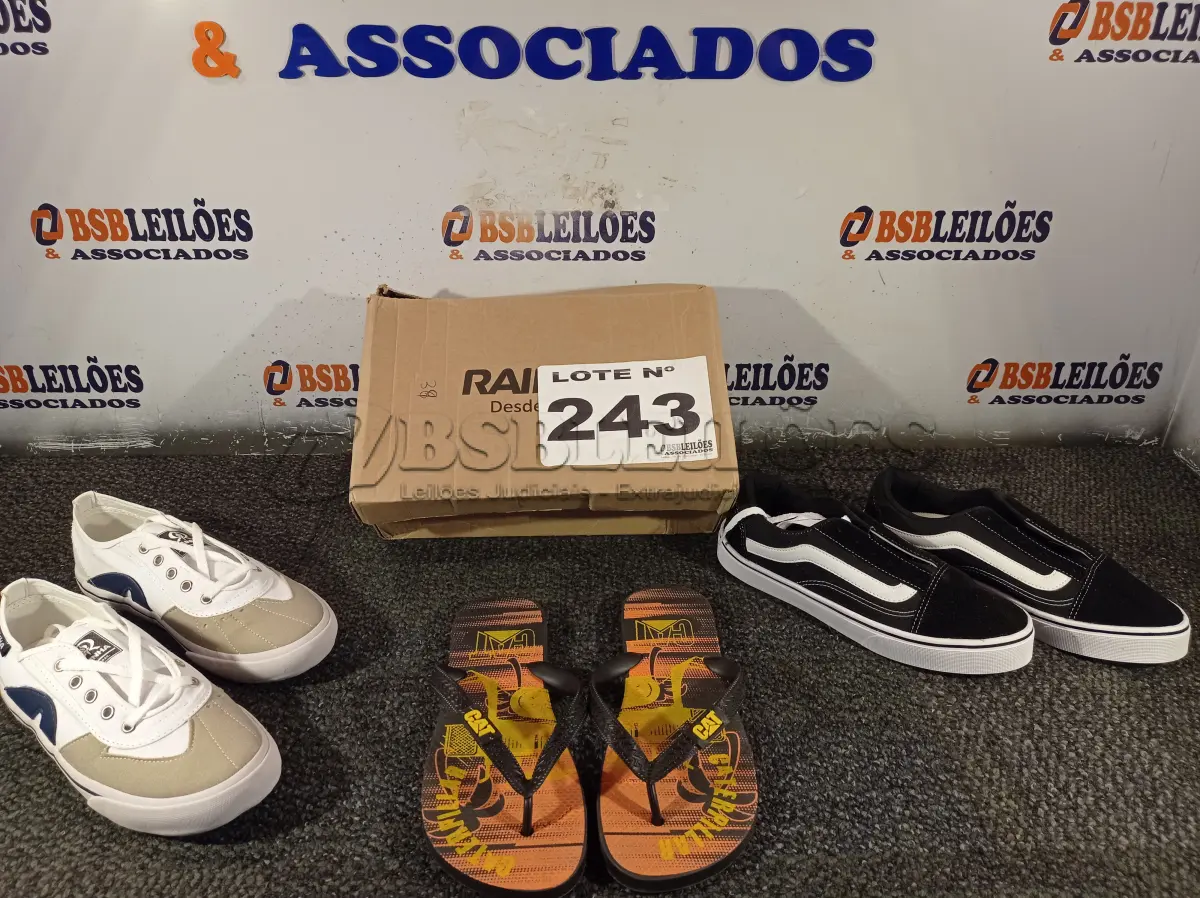 LOTE 243 - 03 – PARES DE CALÇADOS MASCULINOS Nº 39 (NO ESTADO, NÃO SABEMOS SE FUNCIONA. LEILÃO NÃO TEM GARANTIA E NEM DEVOLUÇÃO, SUJEITO A POSSÍVEIS AVARIAS VISÍVEIS/OCULTAS E/OU AUSÊNCIA DE COMPONENTES)