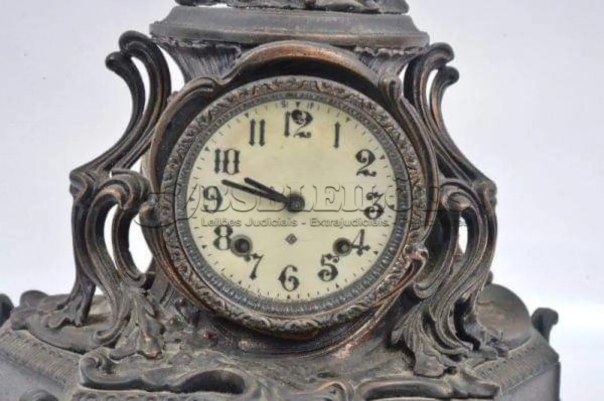 LOTE 158 - RARO RELÓGIO DE MESA EM BRONZE. VIDRO DE CRISTAL TRANSPARENTE, À CORDA. ALTURA 40 CM, COMPRIMENTO 37 CM LARGURA 19 CM. (NO ESTADO)