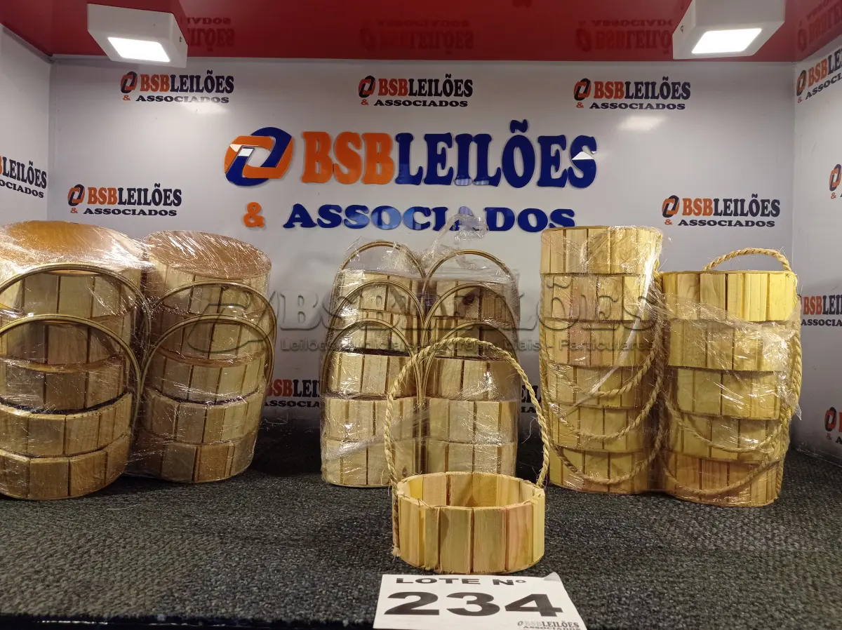 LOTE 234 - 36 – CESTAS DE MADEIRA (NO ESTADO, NÃO SABEMOS SE FUNCIONA. LEILÃO NÃO TEM GARANTIA E NEM DEVOLUÇÃO, SUJEITO A POSSÍVEIS AVARIAS VISÍVEIS/OCULTAS E/OU AUSÊNCIA DE COMPONENTES)