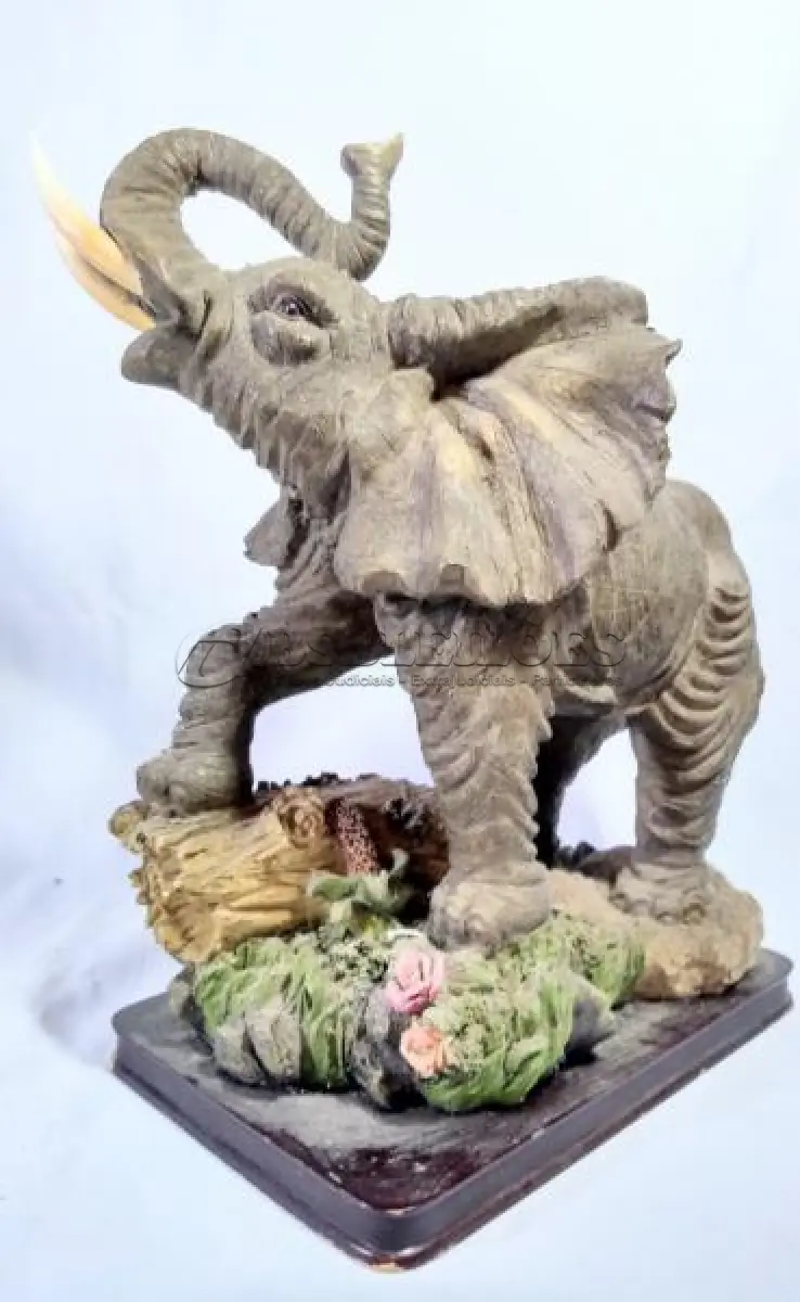 LOTE 082 - RARO ELEFANTE  AFRICANO  IMPORTADO  ITALIANO, EM RESINA POLICROMADA, BASE DE MADEIRA. MEDIDAS: 36X30X25 CM.(NO ESTADO)
