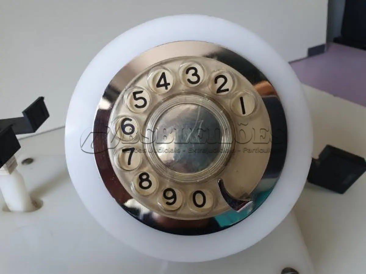 LOTE 084 - RARO TELEFONE ANOS 70. EM PLÁSTICO CROMADO E MECANISMO EM CAIXA DE ACRÍLICO MEDIDAS 24 CM COMP X 14,5 CM LARG X 19 CM ALT (NO ESTADO)