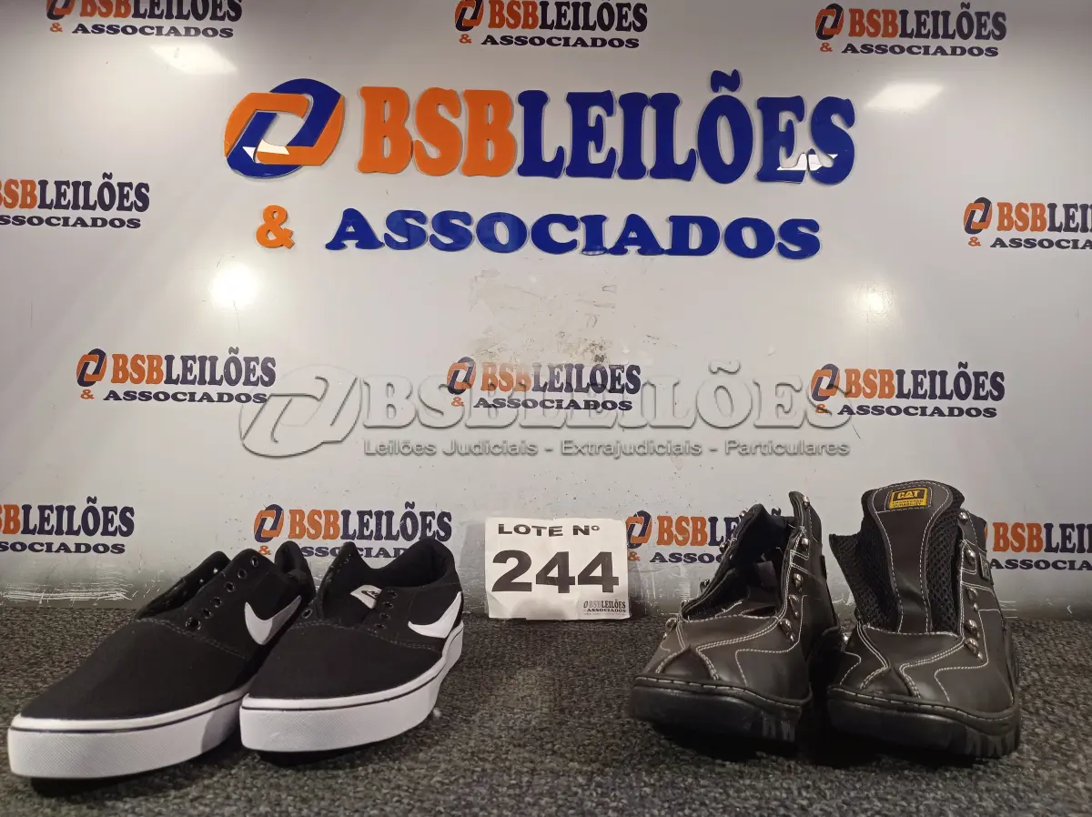 LOTE 244 - 02 – PARES DE CALÇADOS MASCULINOS Nº 40 (NO ESTADO, NÃO SABEMOS SE FUNCIONA. LEILÃO NÃO TEM GARANTIA E NEM DEVOLUÇÃO, SUJEITO A POSSÍVEIS AVARIAS VISÍVEIS/OCULTAS E/OU AUSÊNCIA DE COMPONENTES)