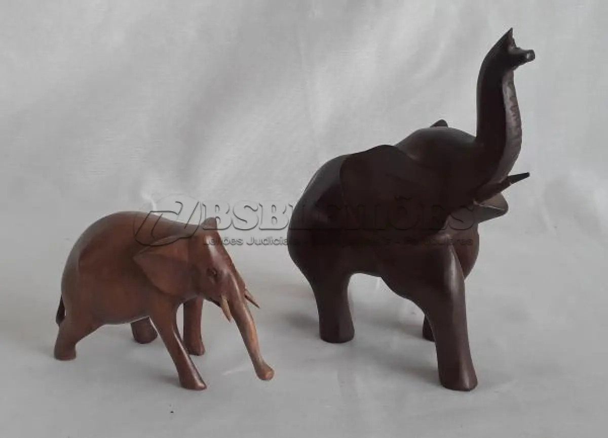 LOTE 076 - DUAS ESCULTURAS DE MADEIRA ELEFANTES. 20 E 10 CM.(NO ESTADO)