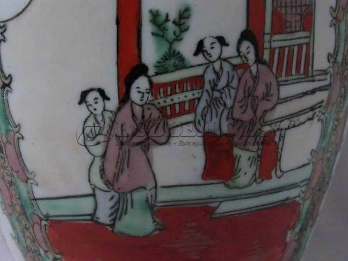 LOTE 118 - LINDO POTICHE IMPORTADO EM PORCELANA ORIENTAL , DESENHOS COM FLORES, PÁSSAROS, PAISAGENS ORIENTAIS MARCADO NO FUNDO. MEDIDAS: 39,5 CM DE ALTURA X 58 CM DE CIRCUNFERÊNCIA.(NO ESTADO)