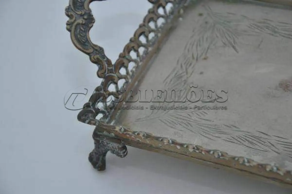 LOTE 127 - BANDEJA EM METAL, GALERIA VAZADA, MED. 45X17 CM. (NO ESTADO)
