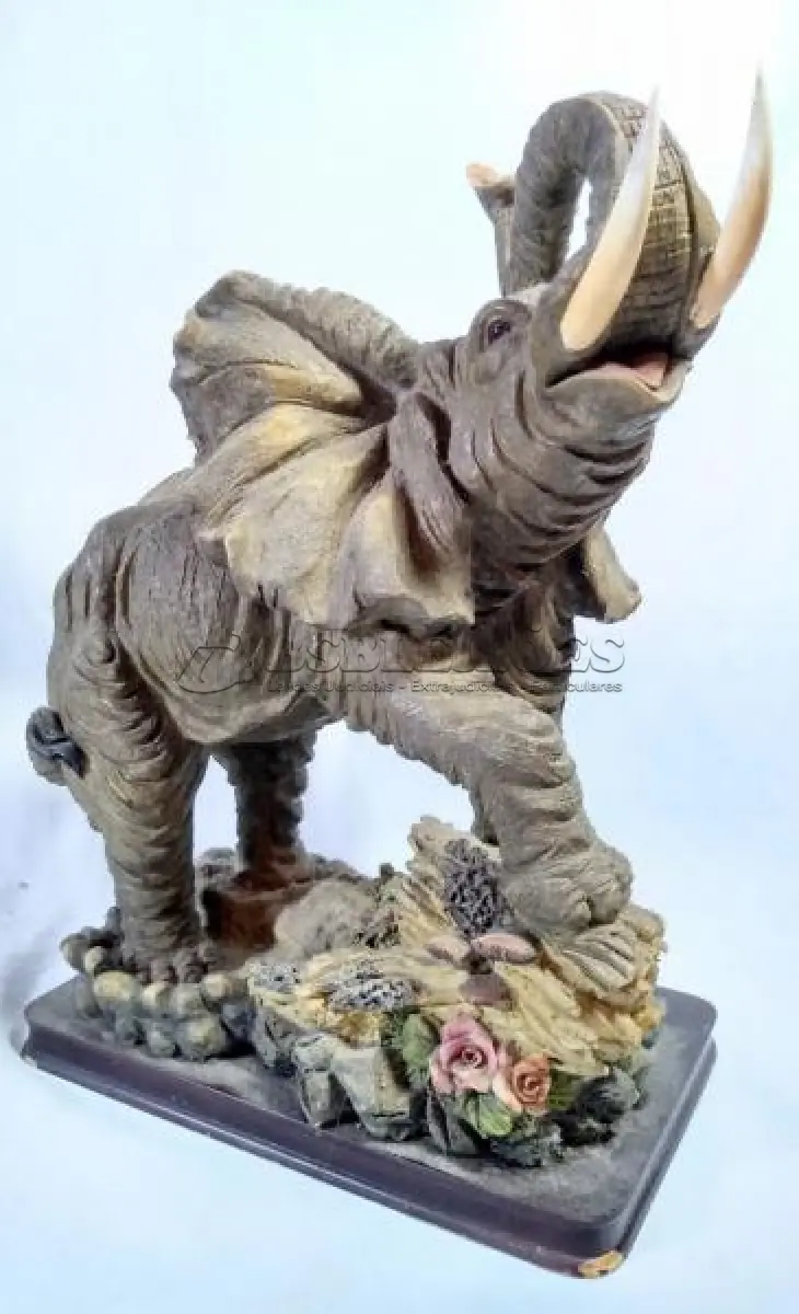 LOTE 082 - RARO ELEFANTE  AFRICANO  IMPORTADO  ITALIANO, EM RESINA POLICROMADA, BASE DE MADEIRA. MEDIDAS: 36X30X25 CM.(NO ESTADO)