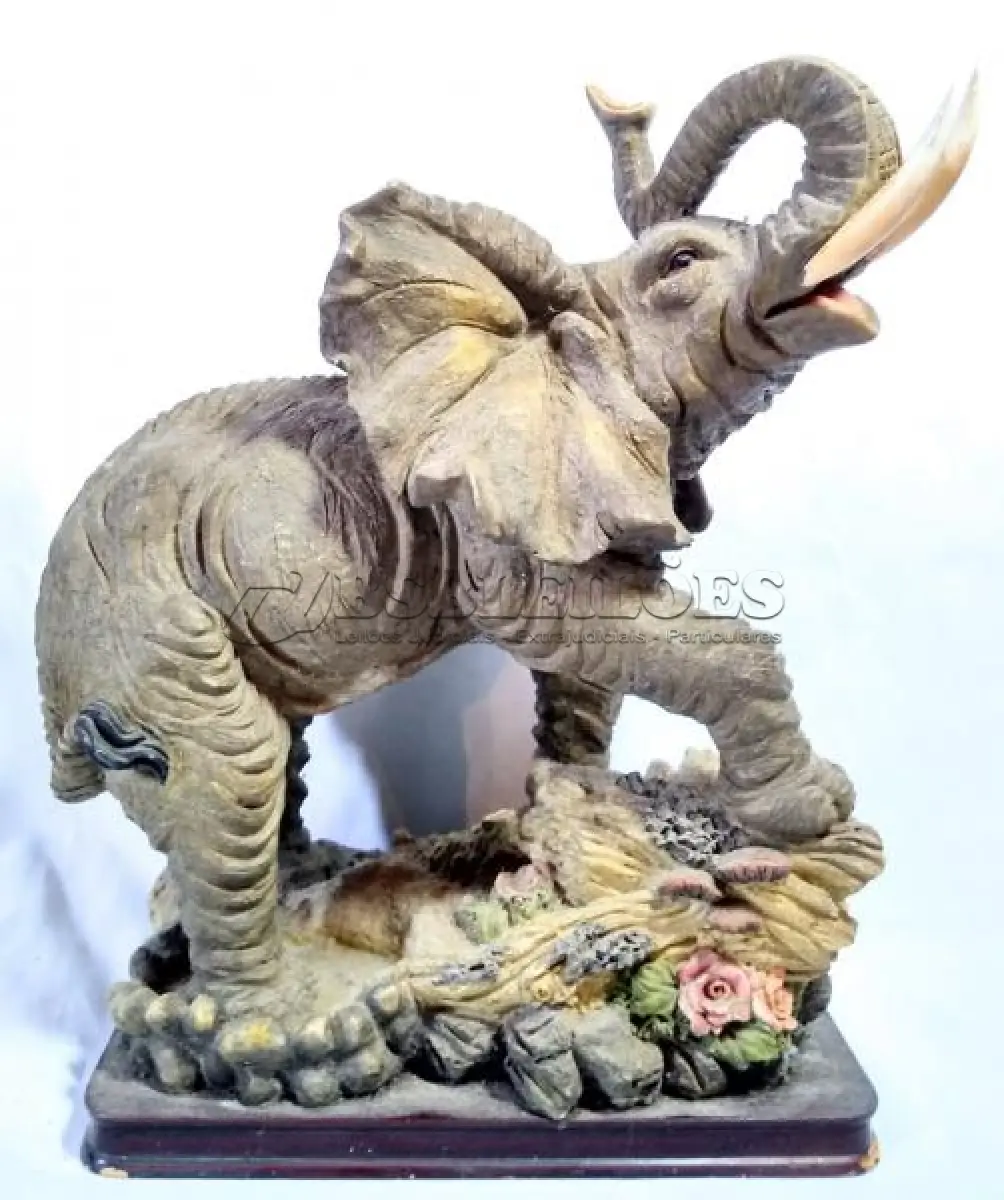 LOTE 082 - RARO ELEFANTE  AFRICANO  IMPORTADO  ITALIANO, EM RESINA POLICROMADA, BASE DE MADEIRA. MEDIDAS: 36X30X25 CM.(NO ESTADO)