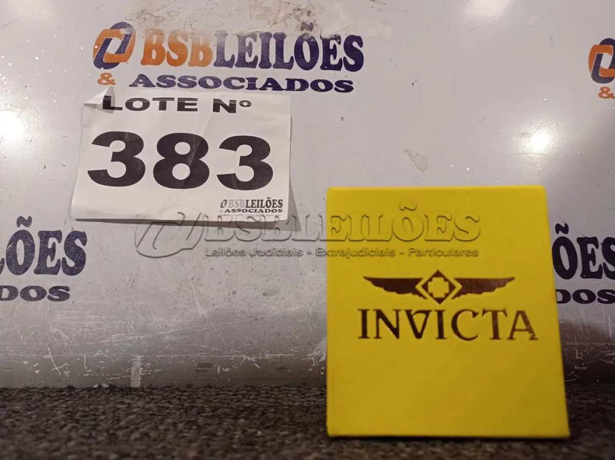 LOTE 383 - 01 – RELÓGIO (NO ESTADO, NÃO SABEMOS SE FUNCIONA. LEILÃO NÃO TEM GARANTIA E NEM DEVOLUÇÃO, SUJEITO A POSSÍVEIS AVARIAS VISÍVEIS/OCULTAS E/OU AUSÊNCIA DE COMPONENTES)