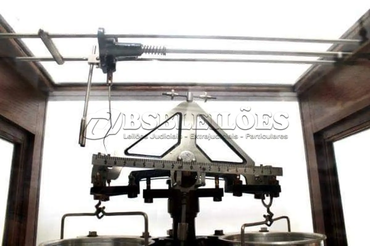 LOTE 104 - RARA BALANÇA DE PRECISÃO IMPORTADA SARTORIUS WERKE FABRICADO PELA GOTTINGEN POR VOLTA DE 1930. (NO ESTADO)