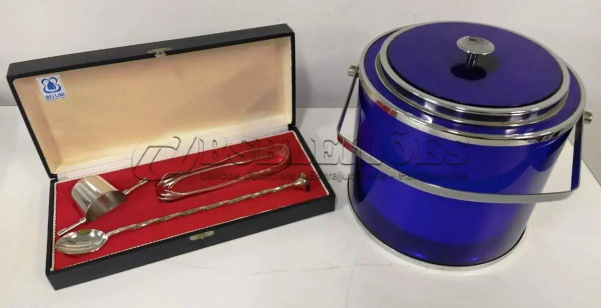 LOTE 106 - CONJUNTO DE BEBIDAS COM BALDE DE GELO COM APLIQUES DE METAL E CONJUNTO DE  SERVIÇO EM PRATA 90 COM DOSADOR, PINÇA E MISTURADOR . MARCA :  BELINI (NO ESTADO)