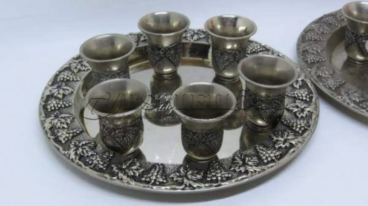 LOTE 145 - LINDA BANDEJA   COM 6 COPOS - EM METAL PRESSURIZADA A PRATA COM DETALHES DE CACHOS DE UVAS EM ALTO RELEVO MEDEM 24CM. (NO ESTADO)