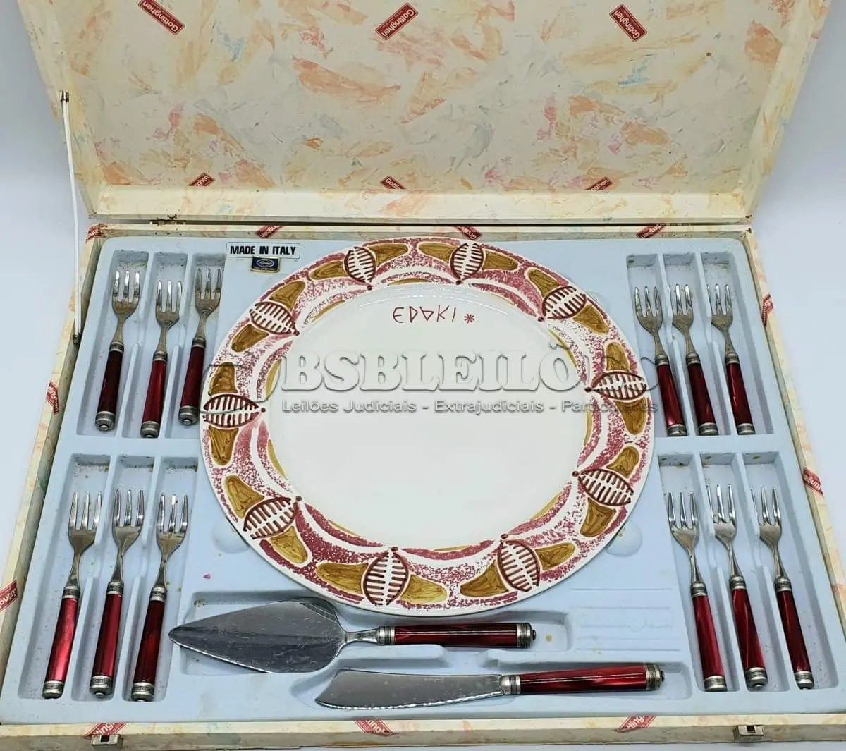 LOTE 139 - JOGO PARA BOLO, IMPORTADO GOTTINGEM ITALY, CONTENDO UM PRATO PARA SERVIR (34,5CM), DOZE GARFOS EM METAL (15CM), UMA ESPÁTULA (24CM) E UMA FACA (22,5CM). (NO ESTADO)