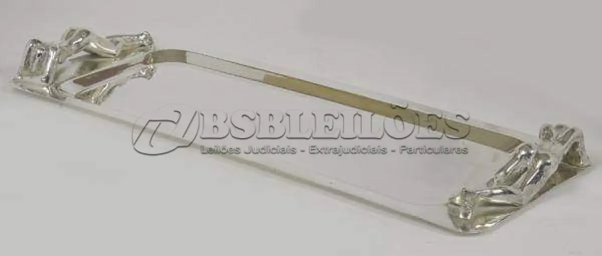 LOTE 119 - BANDEJA, GIGANTE EM METAL ESPESSURADO À PRATA, UMA DAS  MEDINDO 67X24,5X5 CM (NO ESTADO)