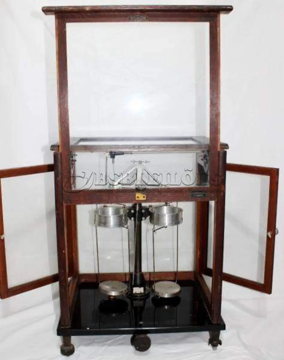 LOTE 104 - RARA BALANÇA DE PRECISÃO IMPORTADA SARTORIUS WERKE FABRICADO PELA GOTTINGEN POR VOLTA DE 1930. (NO ESTADO)