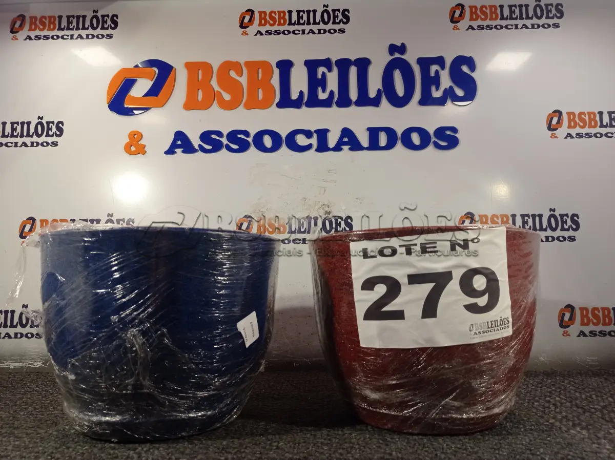 LOTE 279 - 02 - VASOS DE PLANTAS (NO ESTADO, NÃO SABEMOS SE FUNCIONA. LEILÃO NÃO TEM GARANTIA E NEM DEVOLUÇÃO, SUJEITO A POSSÍVEIS AVARIAS VISÍVEIS/OCULTAS E/OU AUSÊNCIA DE COMPONENTES)
