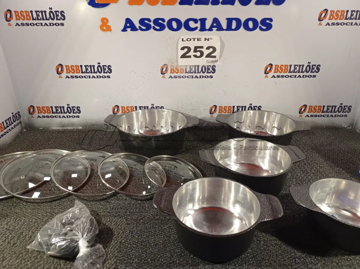 LOTE 252 - 01 - JOGO DE PANELAS EM ALUMÍNIO BATIDO GROSSO 5 PEÇAS COM TAMPA DE VIDRO (NO ESTADO, NÃO SABEMOS SE FUNCIONA. LEILÃO NÃO TEM GARANTIA E NEM DEVOLUÇÃO, SUJEITO A POSSÍVEIS AVARIAS VISÍVEIS/OCULTAS E/OU AUSÊNCIA DE COMPONENTES)