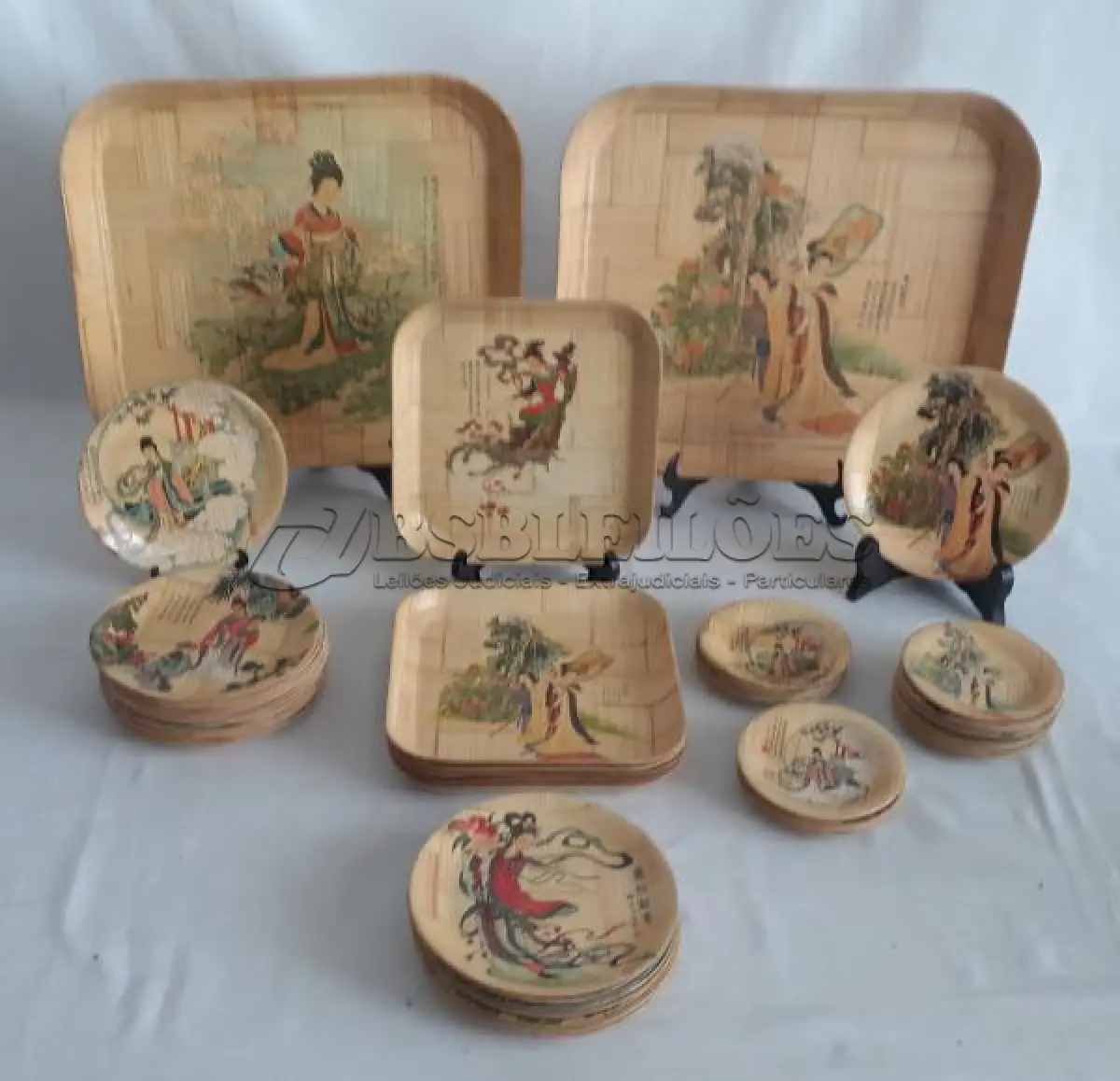 LOTE 077 - LINDO CONJUNTO ORIENTAL EM PALHA TRANÇADA E RESINADA SÃO 23 PORTA COPOS (DIAM. 11CM) 26 PRATINHOS (DIAM. 16CM), 5 PRATOS QUADRADOS (20 X 20CM) E 2 BANDEJAS RETANGULARES (35 X 30CM). TOTAL 56 PEÇAS.(NO ESTADO)