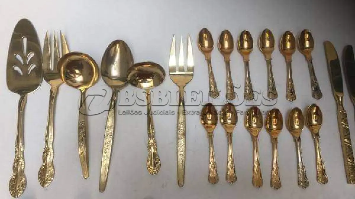 LOTE 117 - FAQUEIRO DOURADO PEÇAS: 6 TALHARES DE SERVIÇO, 12 COLHERES DE CHÁ, 5 COLHERES DE SOBREMESA, 2 GARFOS DE SOBREMESA, 9 GARFOS DE MESA, 5 COLHERES DE SOPA E 5 FACAS DE MESA.  44 PEÇAS (NO ESTADO)