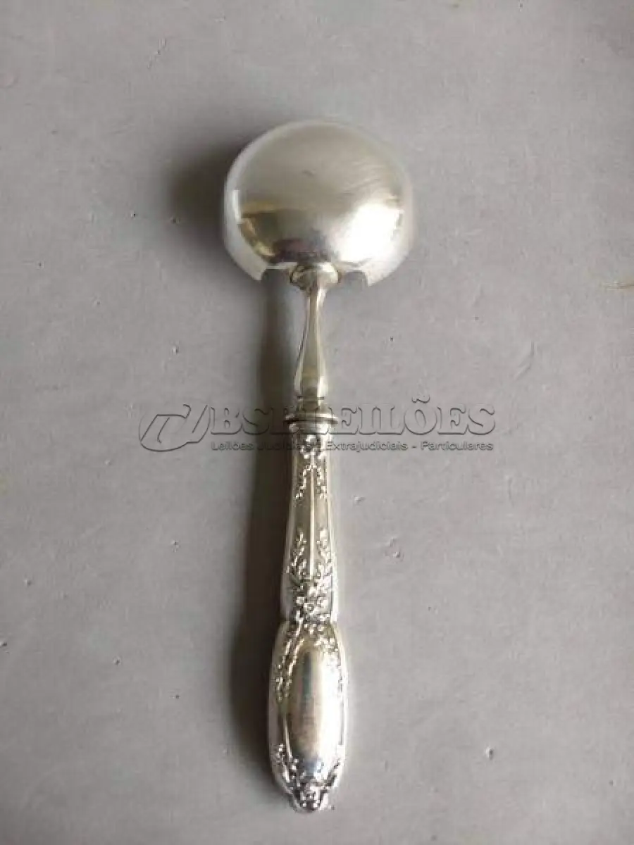 LOTE 105 - LINDA CONCHA ESPESSURADA A PRATA. MEDE 23 CM(NO ESTADO)