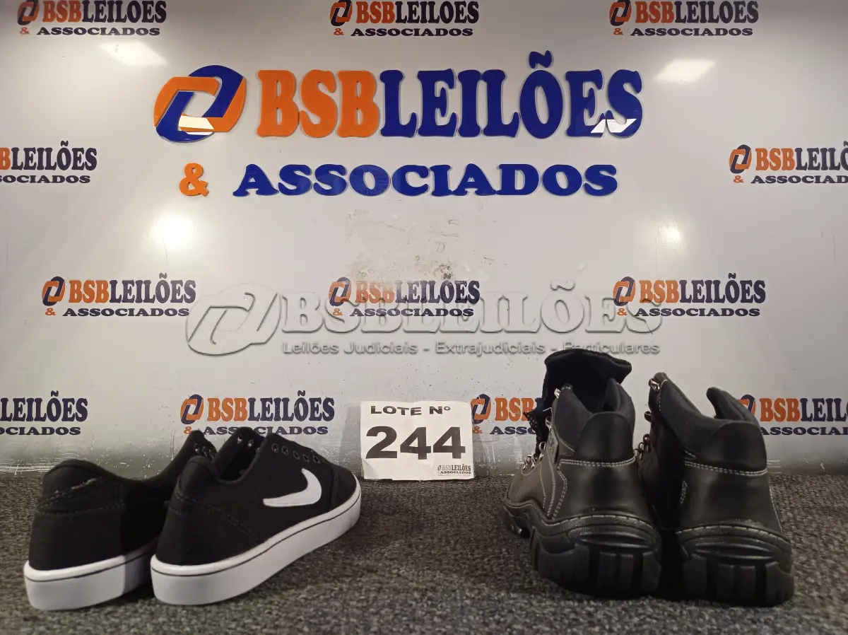 LOTE 244 - 02 – PARES DE CALÇADOS MASCULINOS Nº 40 (NO ESTADO, NÃO SABEMOS SE FUNCIONA. LEILÃO NÃO TEM GARANTIA E NEM DEVOLUÇÃO, SUJEITO A POSSÍVEIS AVARIAS VISÍVEIS/OCULTAS E/OU AUSÊNCIA DE COMPONENTES)