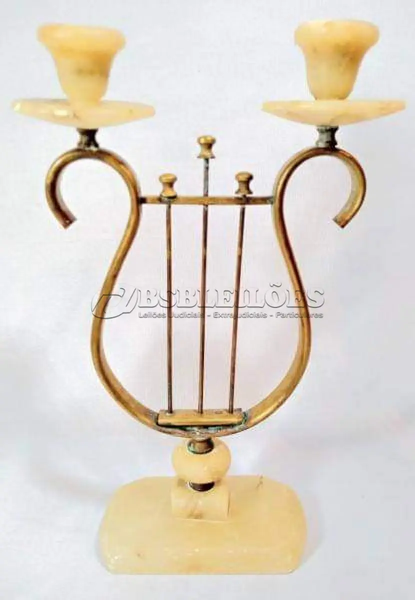 LOTE 176 - RARO TERNO IMPORTADO ITÁLIA, SÉC XIX, EM ALABASTRO, PARTES  EM BRONZE DOURADO, 1 CENTRO DE MESA-FLOREIRA,  GRANDE FLOR  UM PAR DE CASTIÇAIS PRA DUAS VELAS REPRESENTANDO ARPAS. MED 17X30 CM (CENTRO DE MESA) E 35X20 CM( CASTIÇAIS). (NO ESTADO)