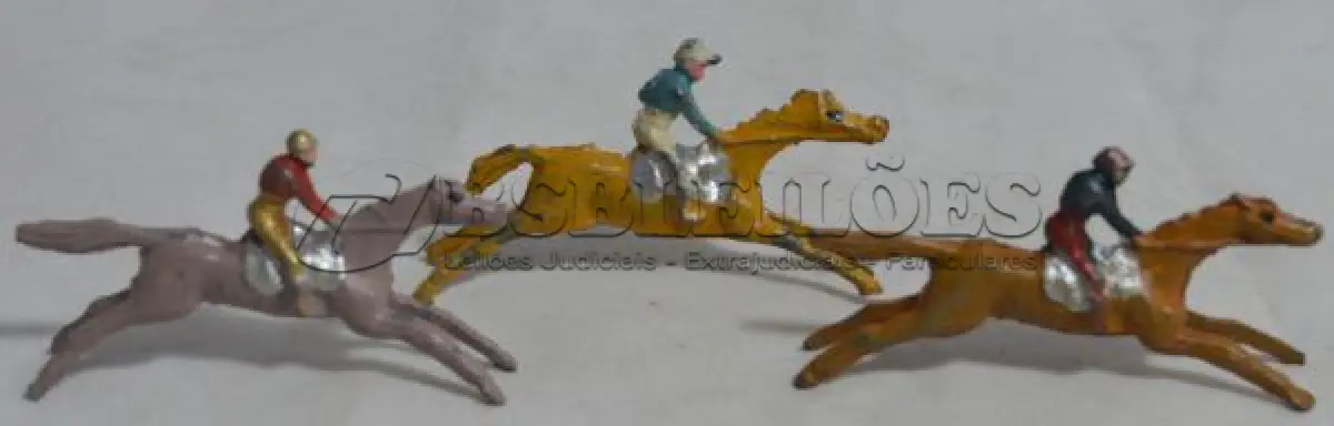 LOTE 071 - COLEÇÃO COM 28 MINIATURAS DE CAVALOS DE CORRIDA ANTIGOS DÉCADA DE 80 COM  JÓQUEIS EM CHUMBO, POLICROMADA, (NO ESTADO)